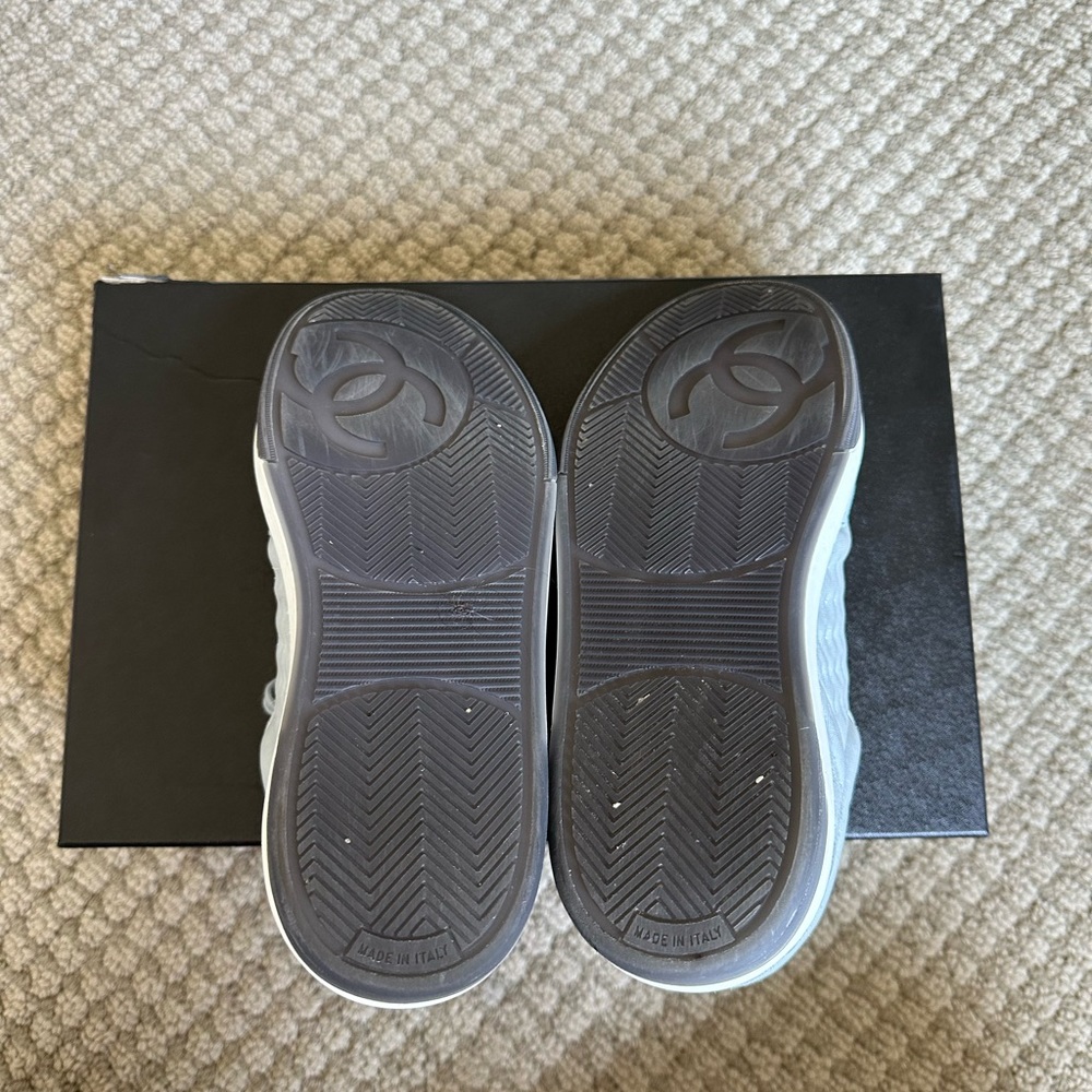 GORGEOUS CHANEL LIGHT BLUE BLUE SNEAKERS FROM 2022 SPRING/SUMMER. SIZE 36. - Picture 3 of 8